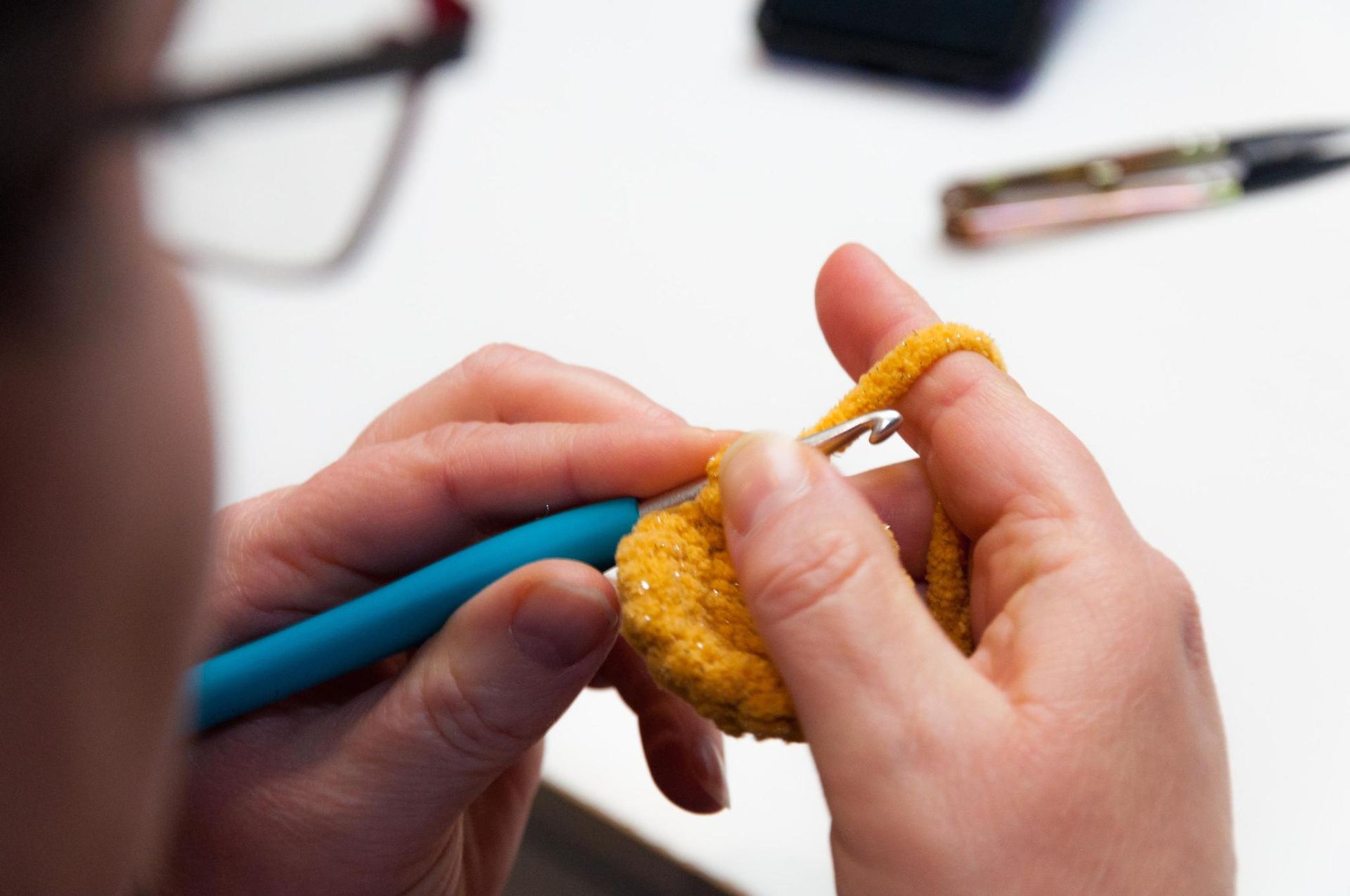 en train de crocheter